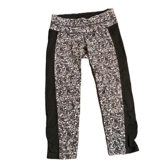 Athleta Pants - Athleta crop length leggings. Sz XS. Black, gray and white floral pattern
